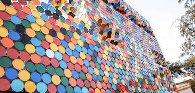 Bunte Farbkreise bedecken das Nationale Zentrum für Kunst, Kunsthandwerk und Design in Mindelo, Kap Verde