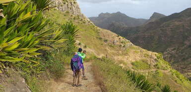 Wanderer mit Guide auf Santiago/Kap Verde