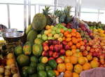 Birnen, Avocado, Papaya, Äpfel, Orangen, Ananas, Kiwi und viele weitere bunte Früchte