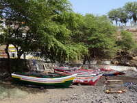 Santiago: Bunte Fischerboote in Cidade Velha