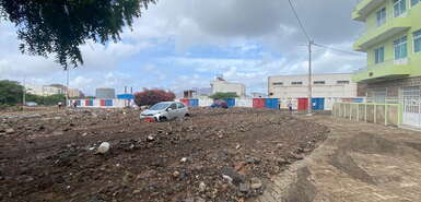 Auto steht zwischen Schlamm und Geröll