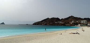 São Vicente: Laginha, der Stadtstrand von Mindelo mit blauem Wetter