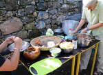 Santo Antão: Katxupa-Kochen in der Outdoor-Küche des Hotel Casa Maracujá