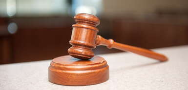 Hellbrauer Gesetzeshammer der auf seinem Sockel lehnt