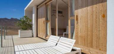 São Vicente: Aquiles Eco Hotel - Sonnenterrasse mit zwei Liegen