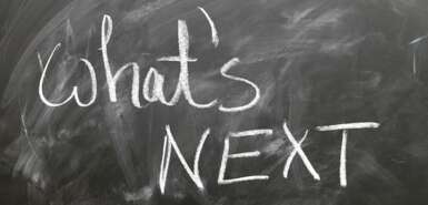 Schriftzug mit Kreide auf einer Tafel: What's NEXT