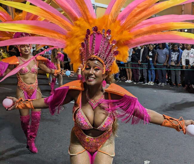 Farbenfrohe Kostüme bei einer Karnevalsparade