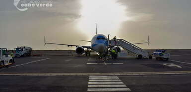 TUI-Flugzeug, das auf dem Rollfeld steht