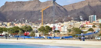 Bild vom Strand und der Baustelle des Sheraton-Hotels