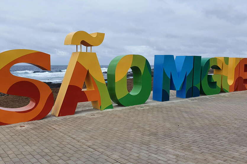 Schriftzug São Miguel in Regebogenfarben