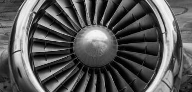 Nahaufnahme Flugzeugturbine in schwarz-weiß