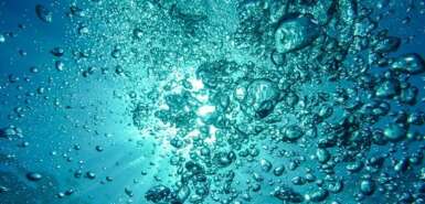Wasserblasen unter Wasser