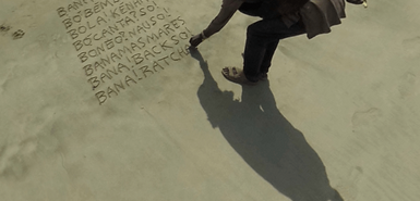 Kapverdier schreibt Gedicht auf Kreol in den Sand