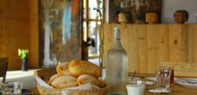 São Vicente: Aquiles Eco Hotel - Frühstückstisch mit Brötchen