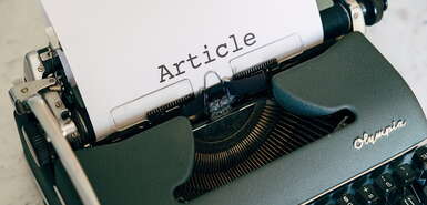 Schreibmaschine mit Blatt mit Aufschrift "Article"