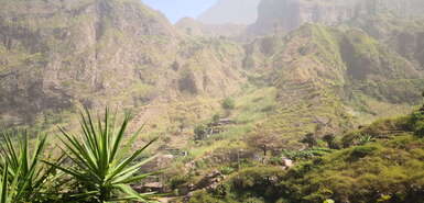 Tal im Vordergrund, Berge im Hintergrund