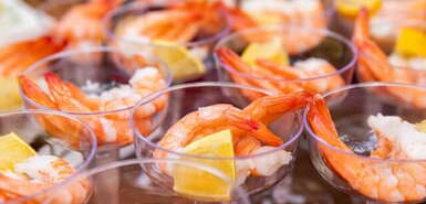 Shrimps im Glas mit einem Stück Zitrone