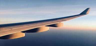 Tragfläche eines Flugzeugs im Flug