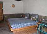Santo Antão: Hotel Casa Maracujá - Bett mit gemusterter Bettwäsche