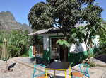Santo Antão: Hotel Casa Maracujá - grüner Bungalow mit Tisch und Sonnenschirm