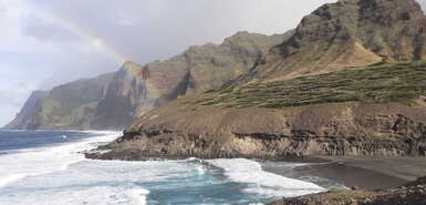 Santo Antão: Regenbogen über einer Meeresbucht