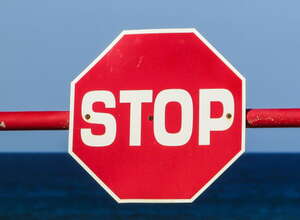 STOP-Schild an einer Schranke