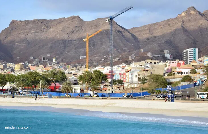 Bild vom Strand und der Baustelle des Sheraton-Hotels